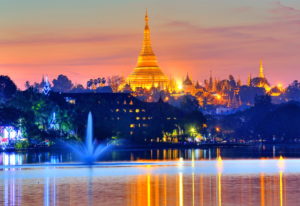 Kandawgyi-See mit der Shwedagon-Pagode, Yangon, ( Rangun ), Myanmar Kandawgyi-See mit der Shwedagon-Pagode, Yangon, ( Rangun ), Myanmar